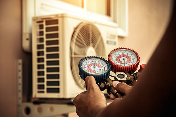 Professional Emergency Hvac technician working in Mims, FL